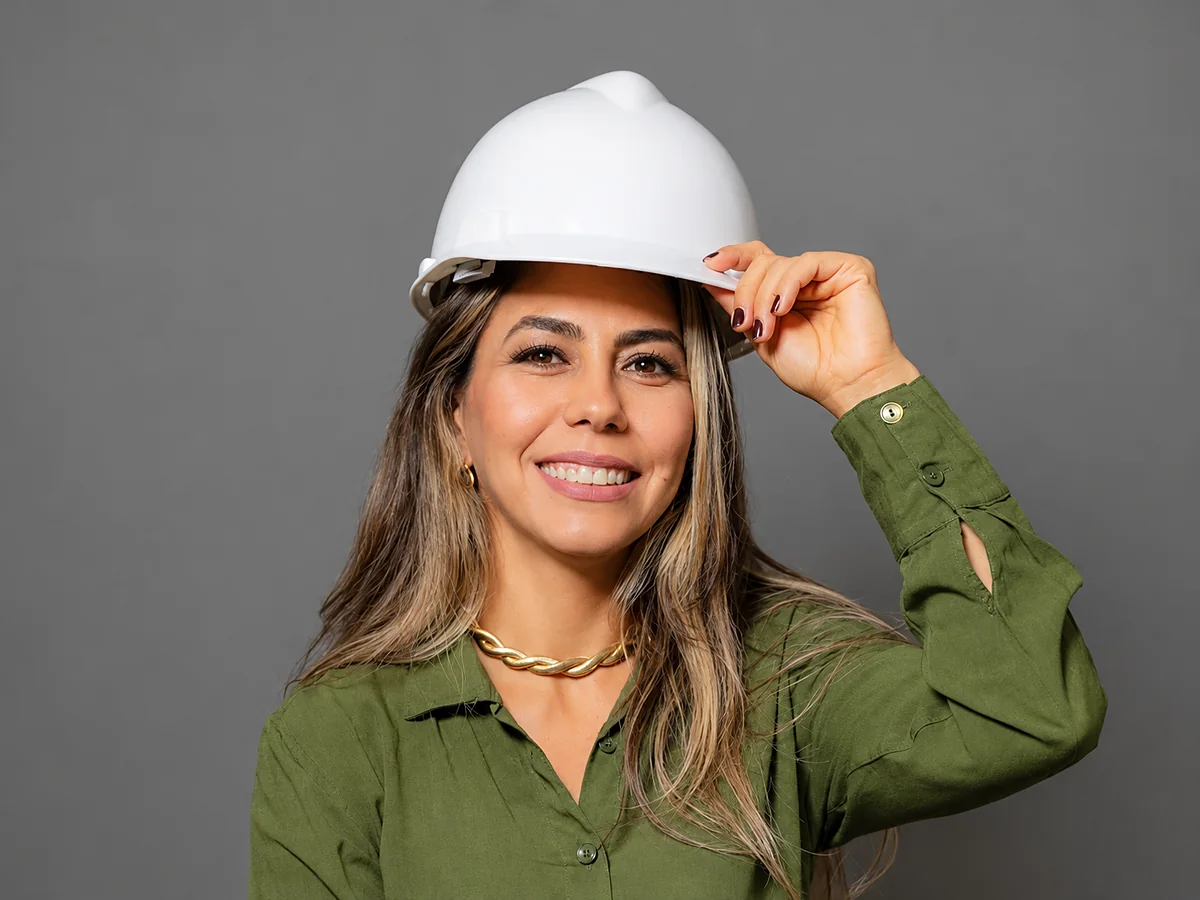 Engenheira Thais Helene, responsável técnica da JFM Engenharia, de capacete de obra
