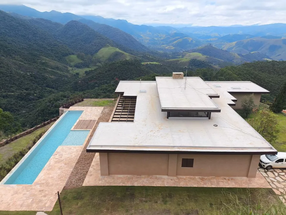 Residência na serra com piscina de raia e vista para as montanhas
